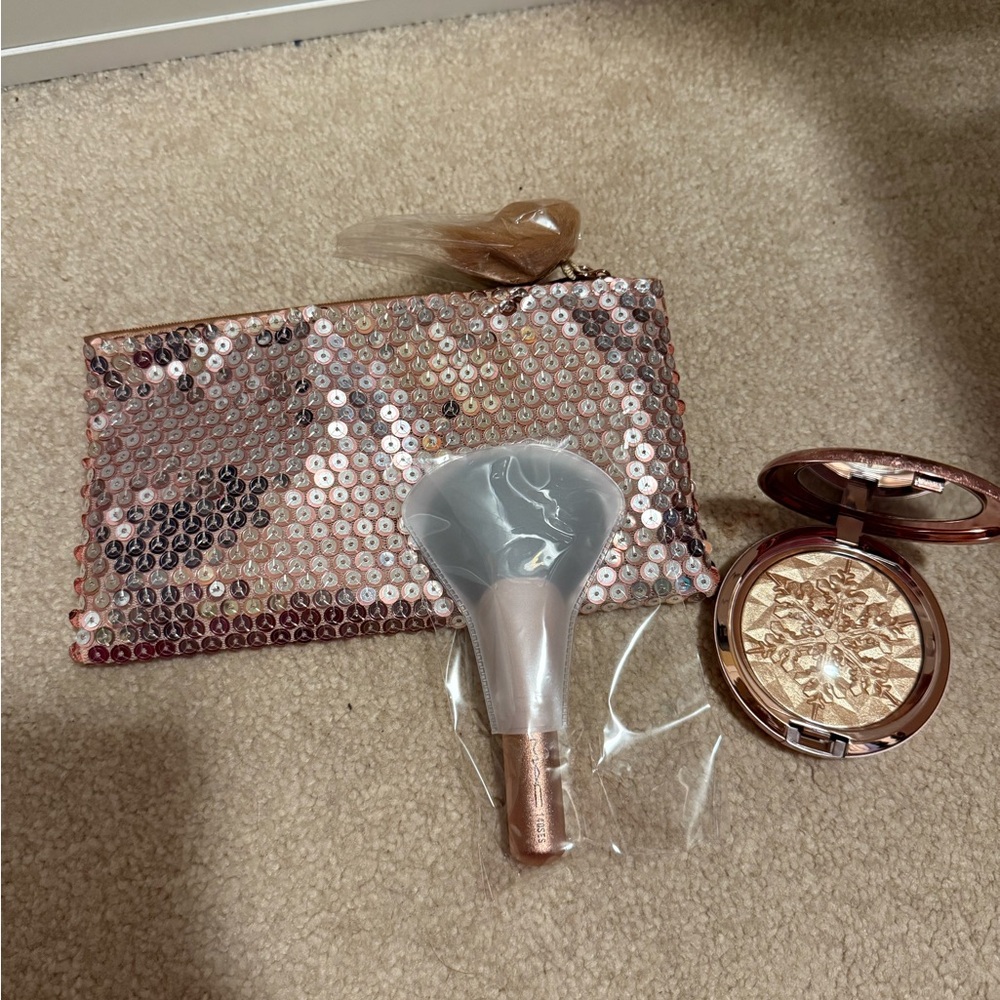 MAC snow Ball Face Bag with Whisper of Gilt highlighter and a brush